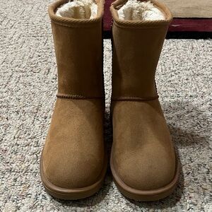 Cozy Tan Suede Boots new without tags